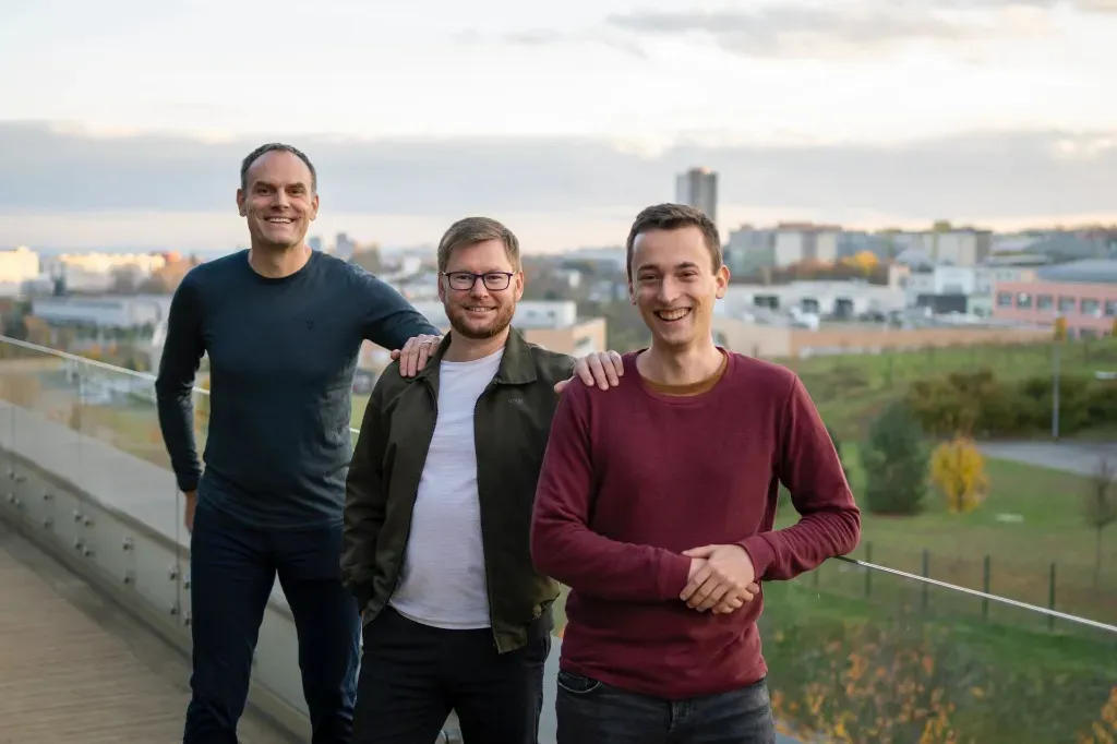 Gründer des Unternehmens Aiviro (von links): Miroslav Buček, Filip Unzeitig, Róbert Kolcún mit den Händen auf den Schultern
